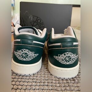 Jordan Men’s AJ 1 low SE NWB